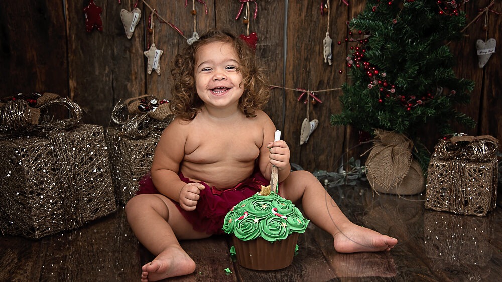 Festive fun and cake with this Christmas Cake Smash by Samphire Photography