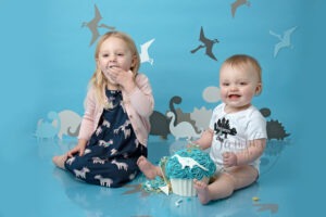 dino cake smash and splash birthday boy blue white siblings Samphire Photography