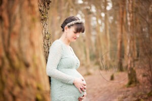 Woodland Maternity and Newborn Session pregant lady green dress outdoors tree Samphire Photography