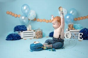cool cookie monster cake smash sussex by Samphire Photography