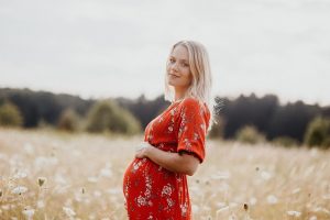 surviving summer when pregnant by Samphire Photography
