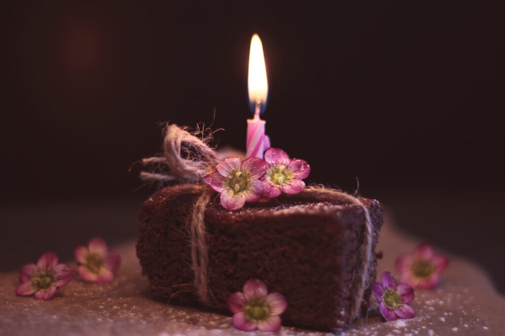 individual cake with flowers string and candles
