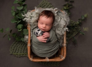 newborn portraits as part of watch me grow package with samphire photography
