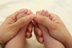 hands holding newborn's feet